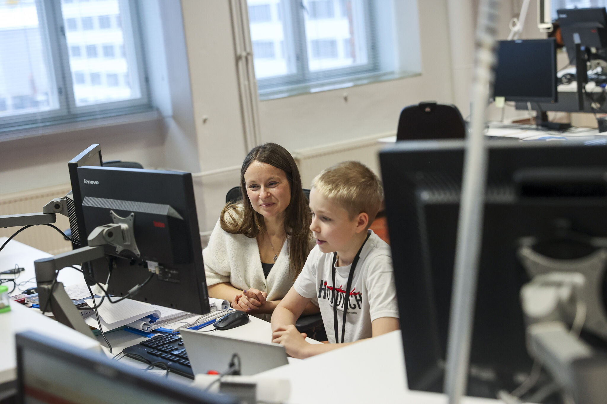 Kuvassa Aamulehden toimittaja Kaisa Järvelä ja jutun kirjoittamiseen osallistunut Aatos Järvelä tekemässä haastattelua lasten joululahjatoiveista.