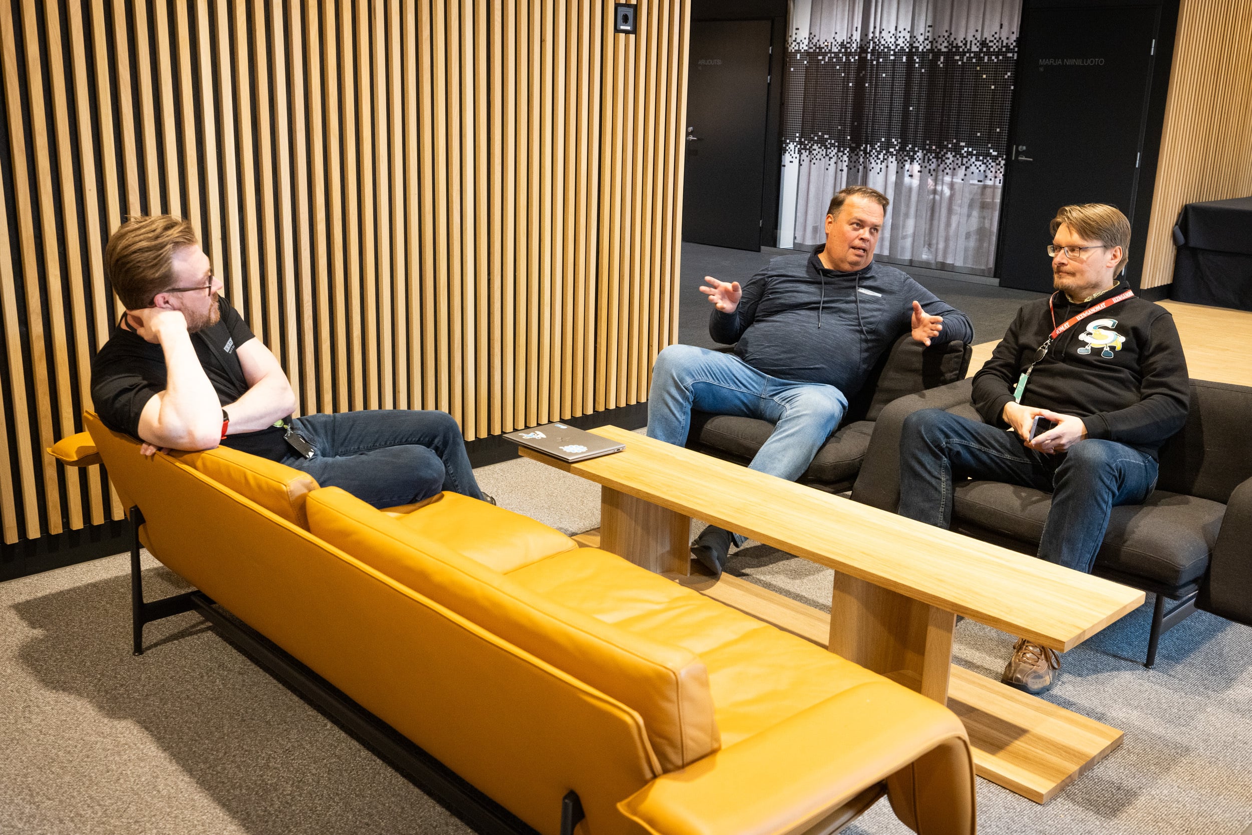 Pienryhmämentorointi toi enemmän näkökulmia keskusteluihin, mutta vaatii myös enemmän osallistujilta: Janne Eränen (vas.), Janne Puolakka ja Riku Mäkeläinen pohtivat, että kolmen hengen malli sopii parhaiten niille, joilla on jo jonkin verran kokemusta mentoroinnista.