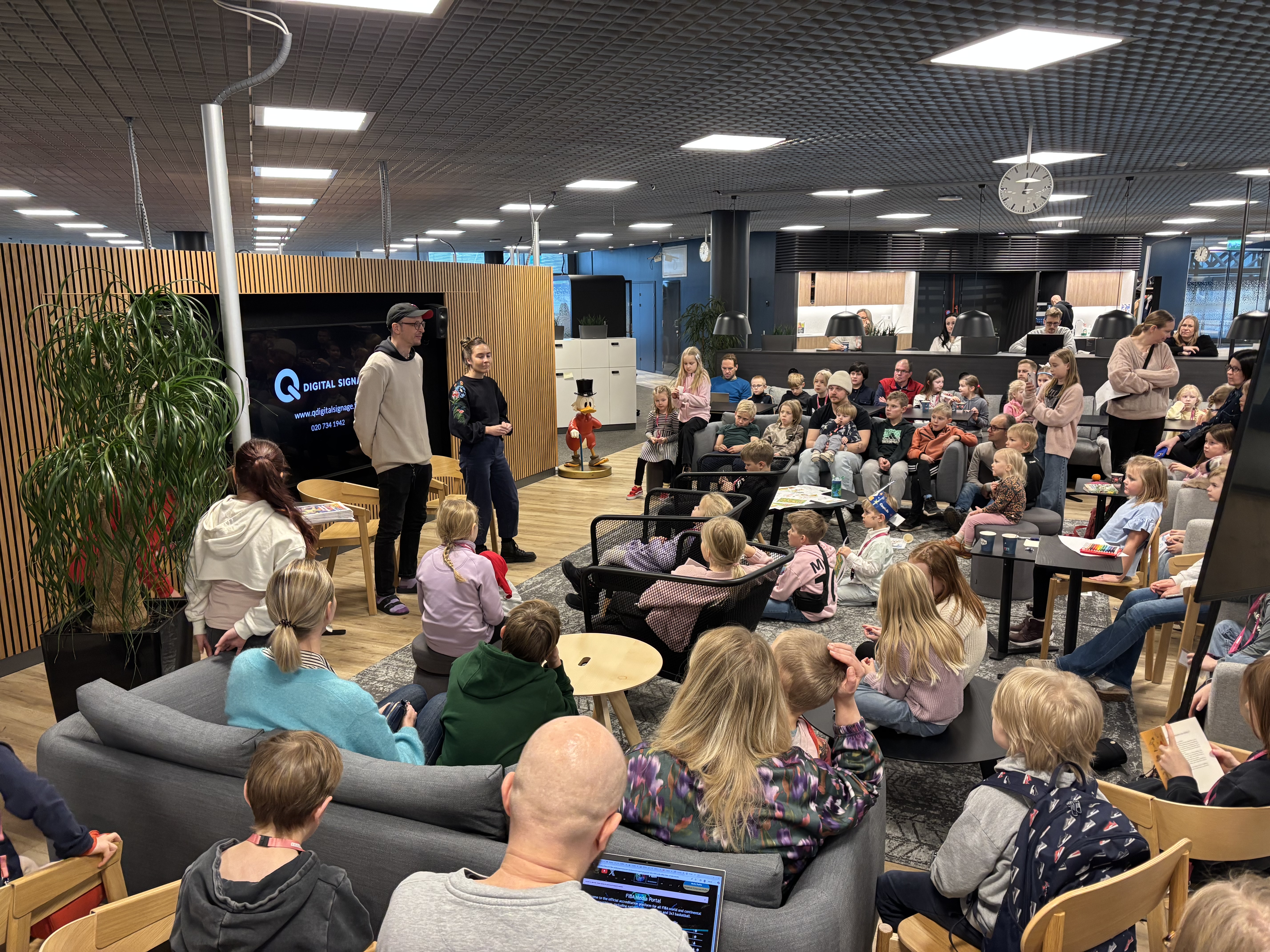 Lasten vieraaksi saapuivat myös Lasten uutisten toimittajat Kukka Andersson ja Panu Jansson.