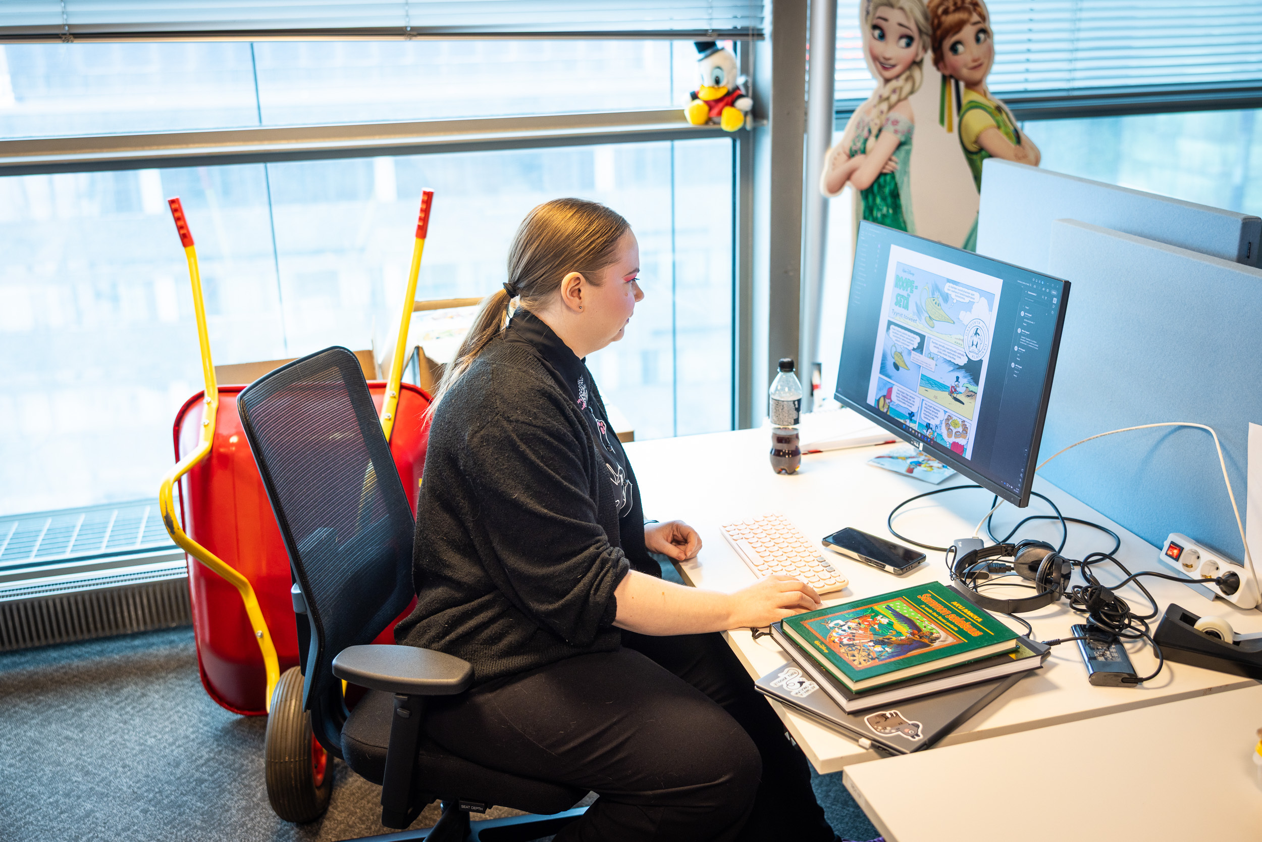 Kahden viikon aikana Sanna-Leena osallistui mm. ankkatarinoiden editointiin, puhekuplien kommenttikierroksille ja teki myös oman ankkatarinan alusta loppuun.