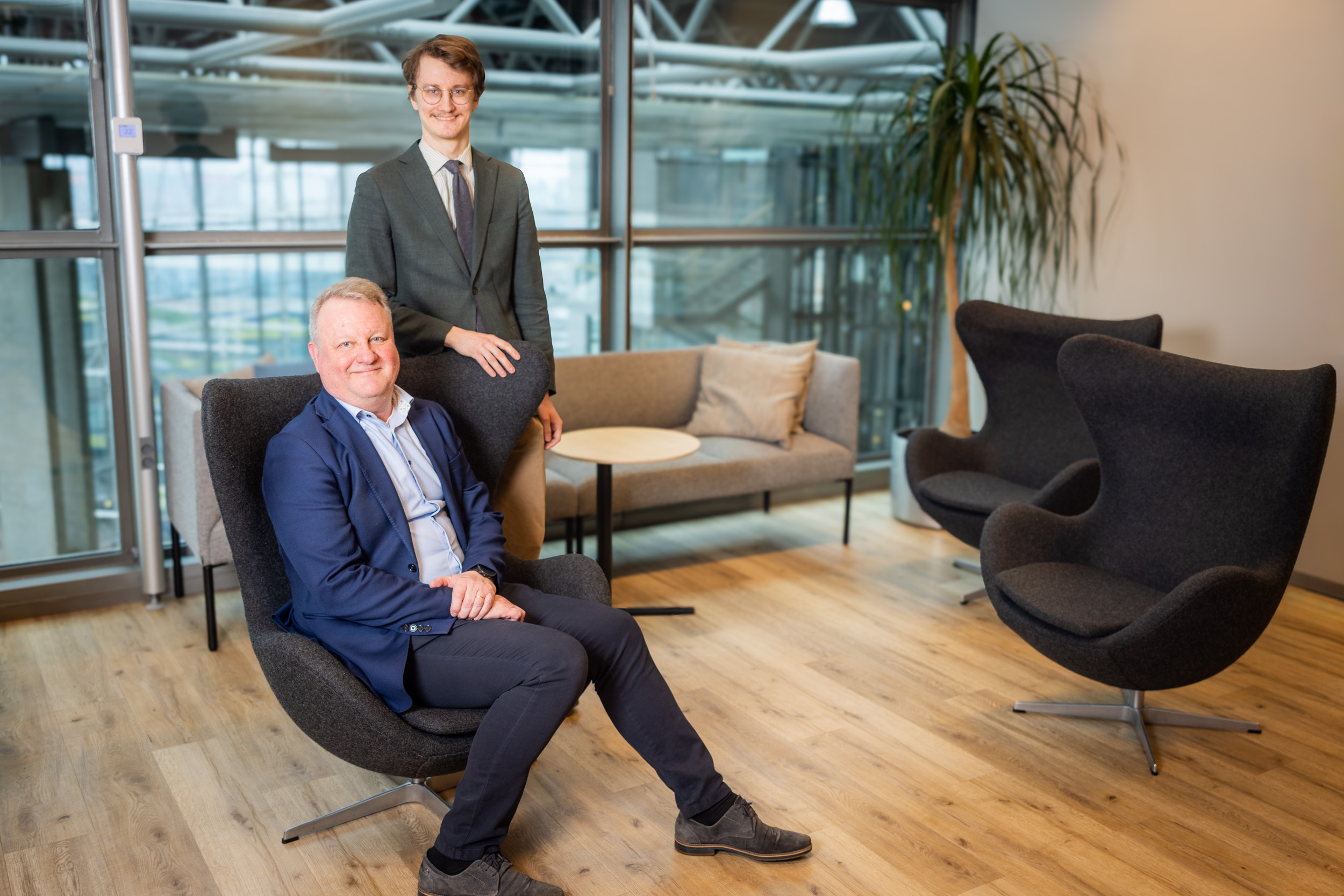 Rakennuslehden päätoimittaja Tapio Kivistö (vas.) on Sanoman tech & datassa työskentelevän Mikko Kivistön isä.